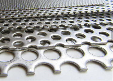 La maille perforée d'acier inoxydable couvre autour de facile formé de perforation rectangulaire installent